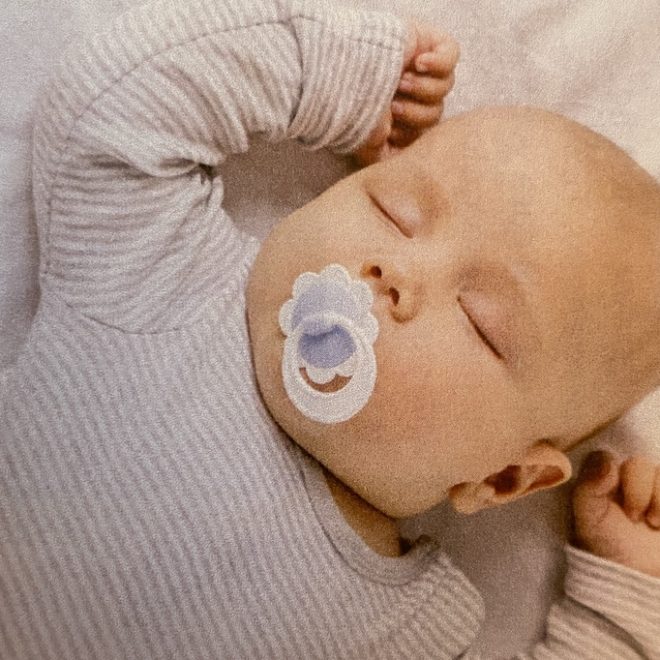 Este bine să dăm suzetă bebelușilor?